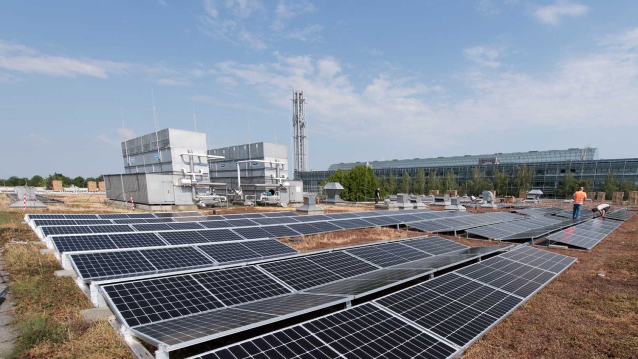 Photovoltaik-Anlage auf den Dächern der Leipziger Messe