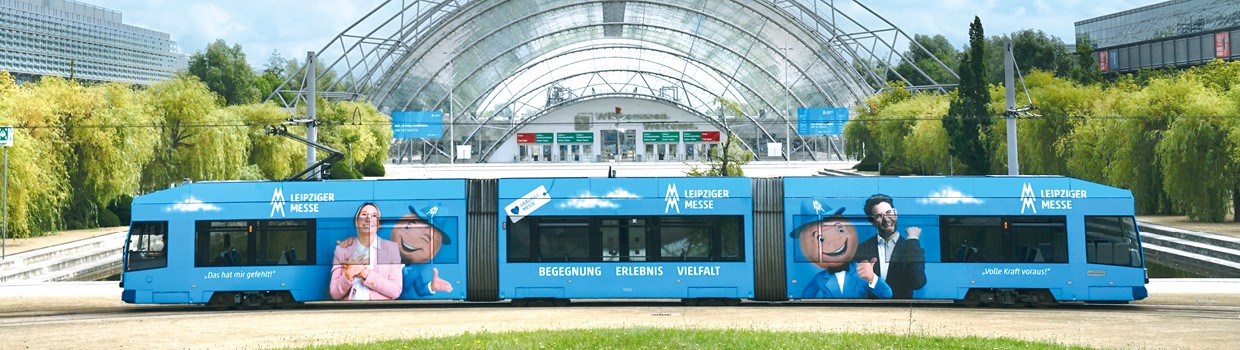 Leipziger Messe: Straßenbahn im Messe-Lock vor der Glashalle