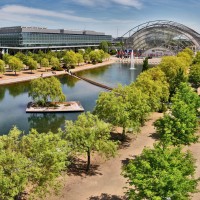 Glashalle mit Messesee Glashalle mit Messesee