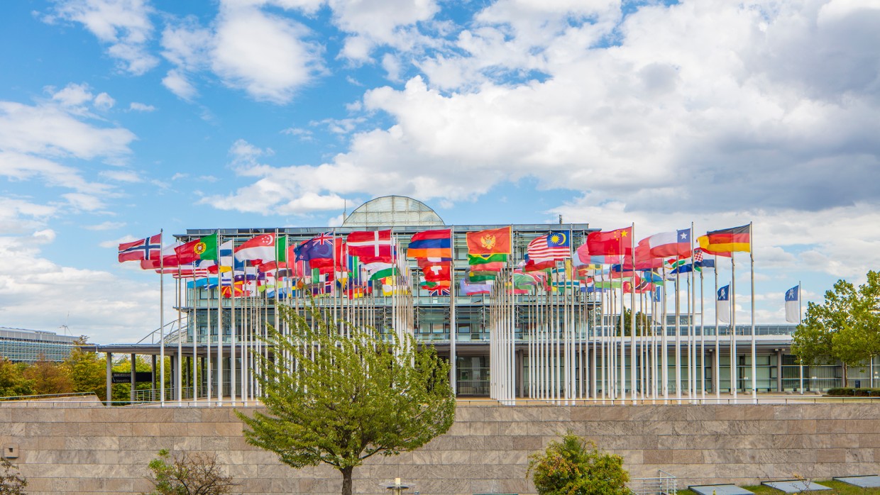 Fahne vor dem Verwaltungsgebäude der Leipziger Messe