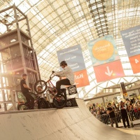 Hochhinaus auf zwei Rädern: BMX‐Fahrer auf der Rampe in der Glashalle  Hochhinaus auf zwei Rädern: BMX‐Fahrer auf der Rampe in der Glashalle