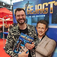 modell-hobby-spiel: Sebastian Klussmann, amtierender Europameister im Quizzen, präsentiert das Brettspiel "Gefragt - Gejagt"