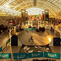 modell-hobby-spiel: Auf der Minirampe in der Glashalle beeindruckten BMXer mit waghalsigen Stunts