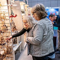 Fachbesucherinnen bestaunen die große Auswahl an Spieldosen und Holzschnitzkunst auf der CADEAUX Leipzig