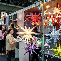 Farbenprächtiges Sortiment an Herrnhuter Sternen auf der CADEAUX Leipzig