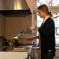 Eine Goldschmiedin bei der Arbeit