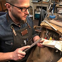 Goldschmied an seiner Werkbank