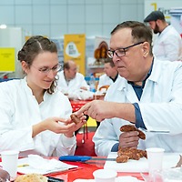 ISS GUT!: Am Qualitätstag werden Fleisch und Wursterzeugnisse von einer Fachjury ganz genau begutachtet.