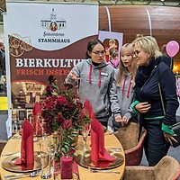 Barbara Klepsch im Gespräch mit Auszubildenden des Feldschlößchen Stammhauses.