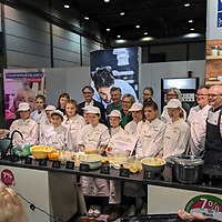 Die Staatsministerin zu Besuch bei den Europa Miniköchen auf dem DEHOGA-Forum.