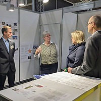 Staatsministerin Klepsch im Gespräch mit Schuldirektorin Monika Bartz.