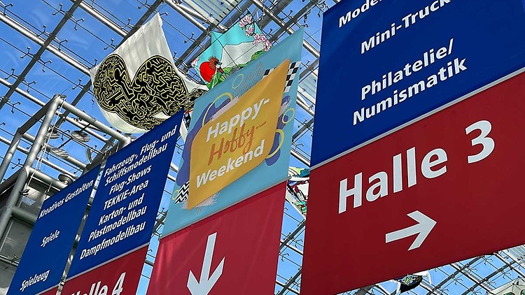 modell-hobby-spiel: bunte Wegweiser in der Glashalle zu den einzelnen Messe- und Ausstellungsbereichen