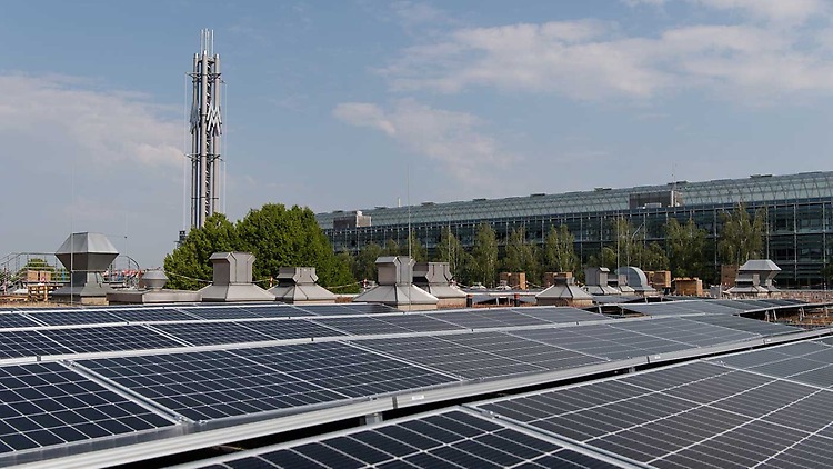 Photovoltaik-Anlage auf den Dächern der Leipziger Messe