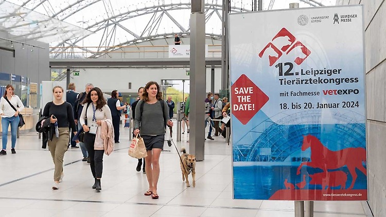 Besucher in der Glashalle zum Leipziger Tierärztekongress