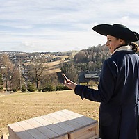 Johanna Kaden hält eine gedrechselte Nadeldose – Johann Friedrich Hiemann brachte aus Leipzig Aufträge für Gebrauchsgegenstände dieser Art mit. Quelle: Dregeno Johanna Kaden hält eine gedrechselte Nadeldose – Johann Friedrich Hiemann brachte aus Leipzig Aufträge für Gebrauchsgegenstände dieser Art mit. Quelle: Dregeno