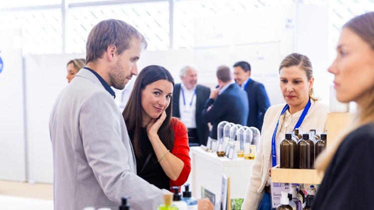 CosmeticBusiness - Fachbesucher am Messestand