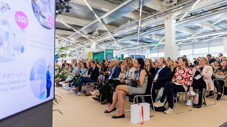 Fachbesucher beim Vortrag auf der CosmeticBusiness