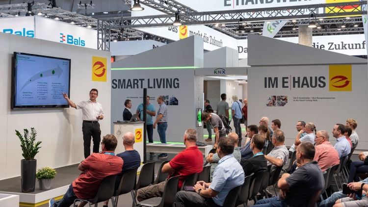 Auf der efa:ON: Das Fachmesse-Publikum bei einem Vortrag im ep-Forum