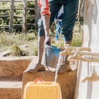 Ein Junge holt Wasser an einem Brunnen in Äthiopien.
