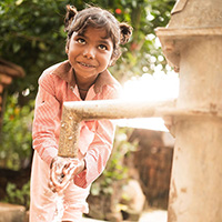 Ein Mädchen wäscht sich die Hände.