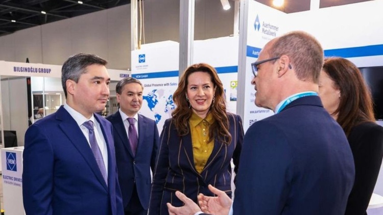 Der kasachische Premierminister Olzhas Bektenov (li.) im Gespräch mit Markus Geisenberger, Geschäftsführer der Leipziger Messe