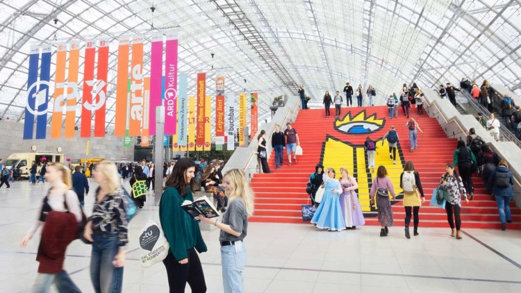 Leipziger Buchmesse: Die Treppe in der Glashalle mit Publikum