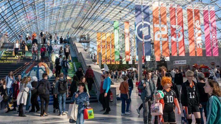 Leipziger Buchmesse: Die Glashalle mit Messe-Publikum