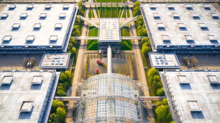 Leipziger Messe: Glashalle mit Eingangshalle Ost und Messehallen aus der Vogelperspektive