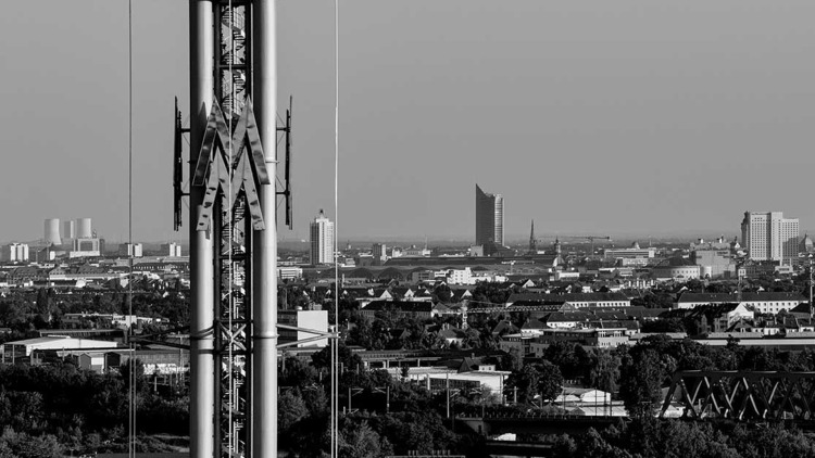 Messeturm mit Leipziger Skyline im Hintergrund