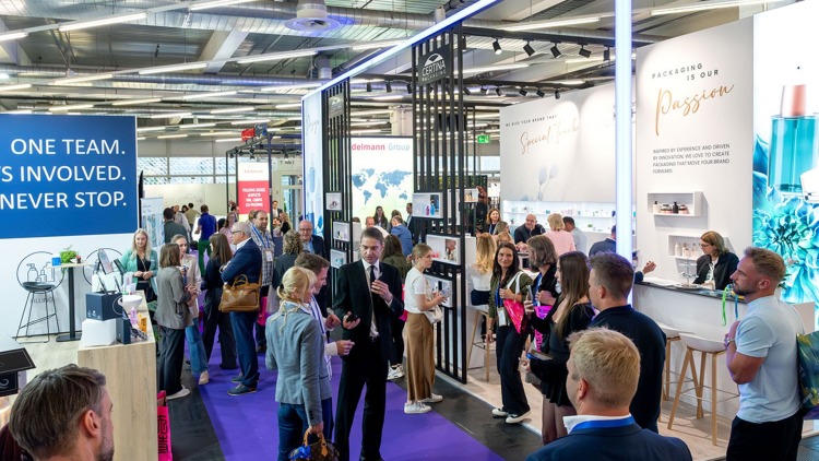 Fachbesucher auf der CosmeticBusiness