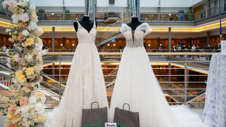 CCL: Hochzeitsmesse marrylove - zwei Brautkleidmodelle im Atrium