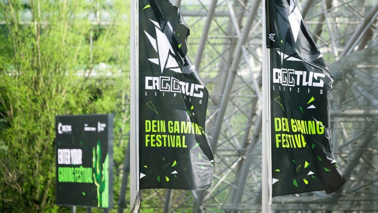 CAGGTUS Leipzig - Fahnen vor der Glashalle