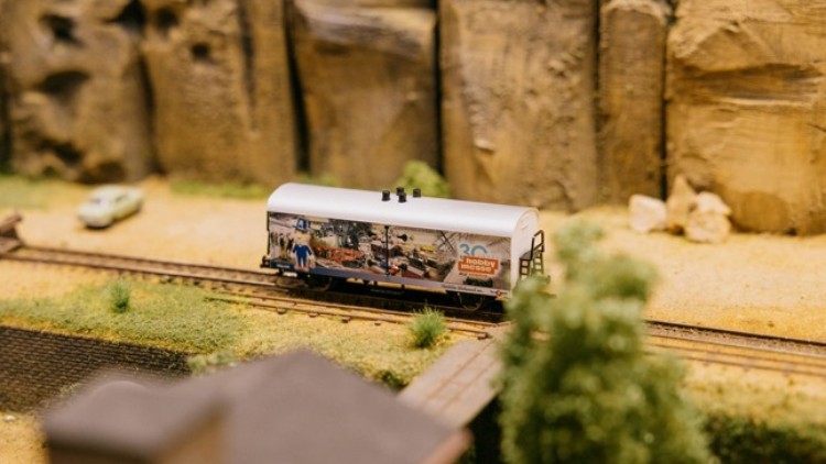 Modellbahnwaggon mit Jubiläumsmotiv: 30 Jahre Hobbymesse Leipzig