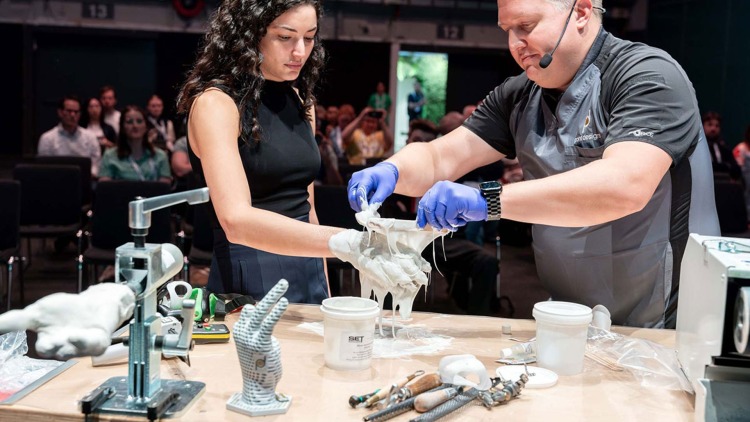 Hands-on-Demonstration für die tägliche Praxis: Der Technical Track stellt praktische Fertigungsanleitungen, Techniken und generische Materialien in den Mittelpunkt. Foto: Leipziger Messe/Tom Schulze