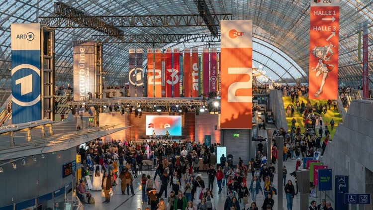 Glashalle zur Leipziger Buchmesse mit Manga Comic Con