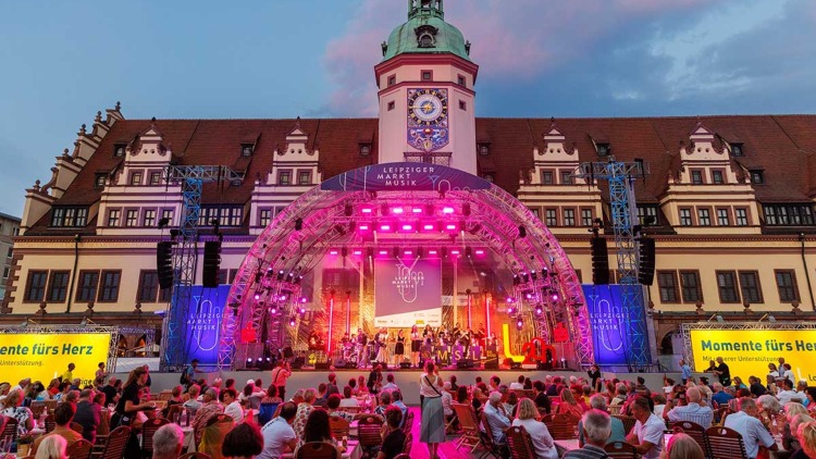 LEIPZIGER MARKT MUSIK: Die erleuchtete Bühne vor dem Alten Rathaus