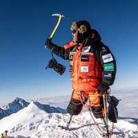 Hari Budha Magar auf dem Gipfel des Mount Vinson in der Antarktis am 6. Januar 2026: Der beidseitig oberschenkelamputierte Bergsteiger und Botschafter für Barrierefreiheit hat als erster Mensch mit dieser Einschränkung die höchsten Berge aller sieben Kontinente bestiegen.