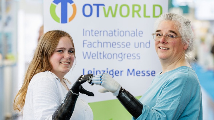 Zwei Frauen mit Armprothesen auf der OTWorld 2026