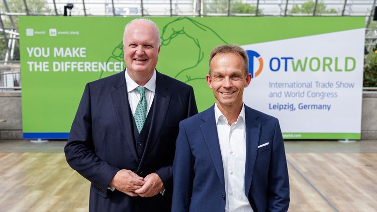 Prof. Dr. Christoph Lohmann (l.) und Thomas Mitzenheim auf der OTWorld 2026 in Leipzig. Foto: BIV-OT/Jens Schlüter
