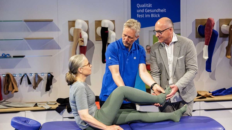 Kathrin Rammin, Orthopädietechnik-Meister Stephan Klör und Prof. Gerd Lulay (r.) bei einem Workshop zur Versorgung von Patienten mit Lymphödem auf der OTWorld 2024. Foto: Jens Schlüter / BIV-OT