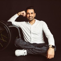 Tan Çağlar moderiert die Eröffnung der OTWorld 2026. Der Schauspieler, Comedian und Rollstuhlnutzer setzt sich für mehr Sichtbarkeit und Inklusion in Medien und Öffentlichkeit ein. 