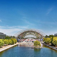 Glashalle auf dem Messegelände mit Merkurbrunnen Glashalle auf dem Messegelände mit Merkurbrunnen