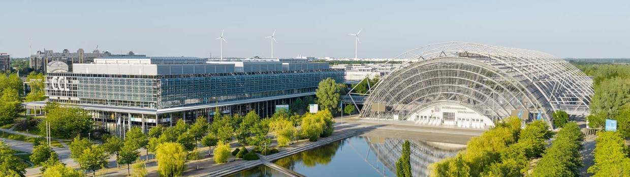 Blick auf den Messe-See mit Glashalle und CCL