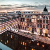 Rotes Backstein-Industriegebäude mit oberirdischer Tunnelüberführung an der Weißen Elster in Leipzig-Plagwitz. Rotes Backstein-Industriegebäude mit oberirdischer Tunnelüberführung an der Weißen Elster in Leipzig-Plagwitz.