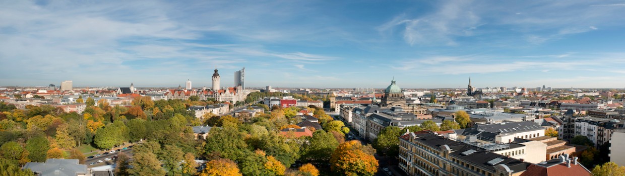 Aufnahme der Leipziger Skyline und weiterer markanter Bauwerke bei blauen Himmel