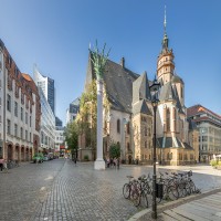 Ansicht der Leipziger Innenstadt mit Nikolaikirche, City-Hochhaus im Hintergrund sowie Fahrrädern im Vordergrund. Ansicht der Leipziger Innenstadt mit Nikolaikirche, City-Hochhaus im Hintergrund sowie Fahrrädern im Vordergrund.